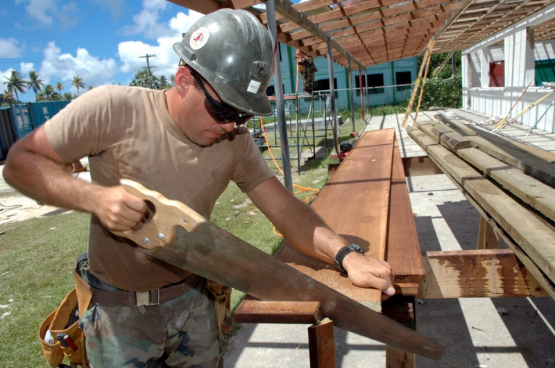 menuisier-ROQUEBILLIERE-min_worker_construction_building_carpenter_male_job_build_helmet-893290